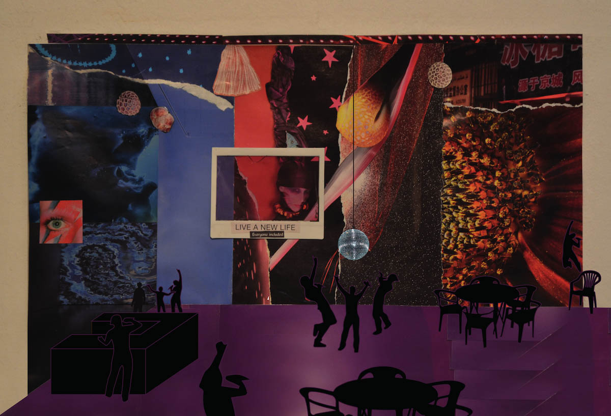 Collage that refers to the commissioned work "Karaoke Xpress". There are snippets torn out of magazines that form a kind of atmospheric wallpaper in shades of blue, red, orange and black. A disco ball hangs in the middle. In the foreground there are also small black silhouettes of partying people, tables, chairs, a bar scattered around the room.